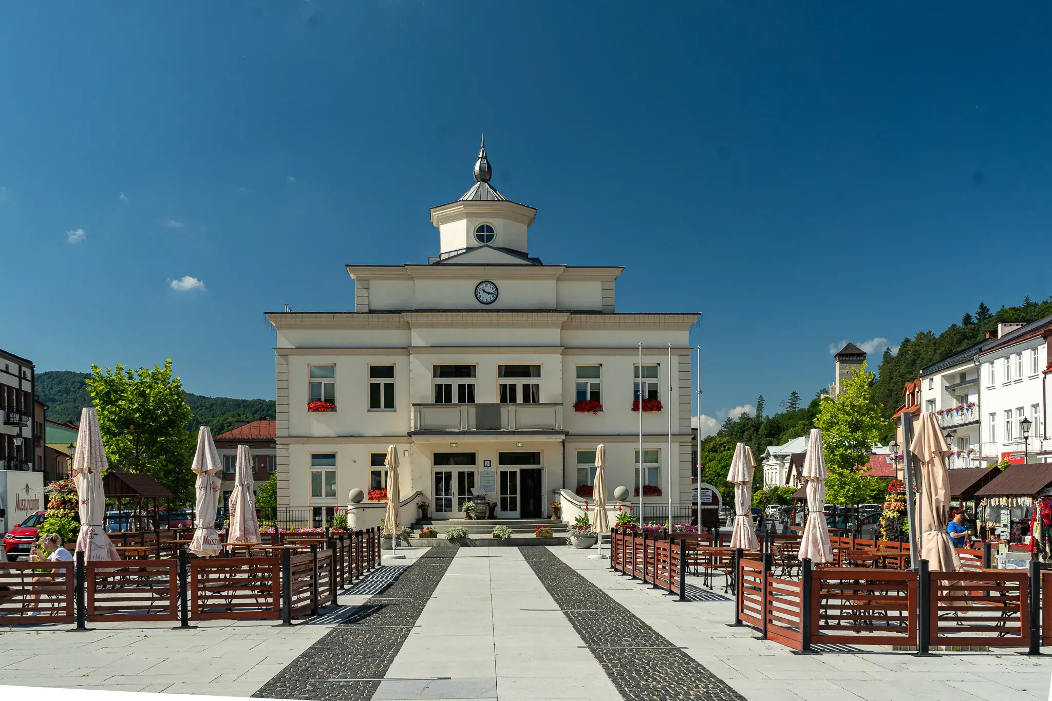 Muszyna rynek ratusz widok osiowy placu